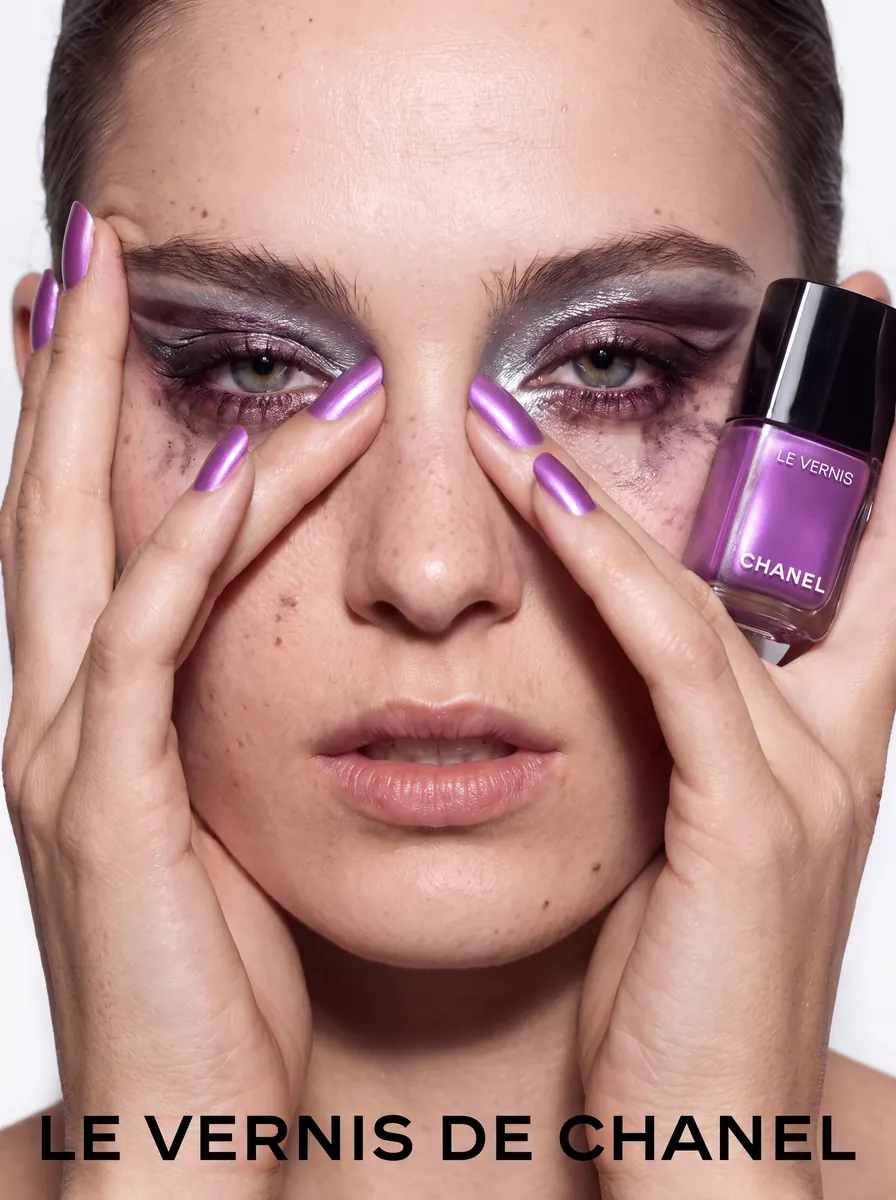 Chanel Le Vernis 411 Magnetic Muse, frame 2