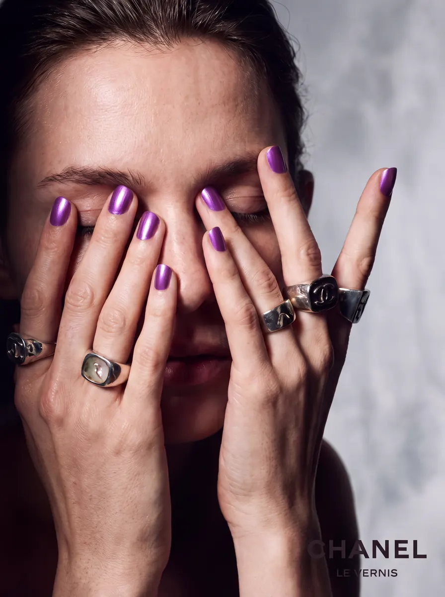 Chanel Le Vernis 411 Magnetic Muse, frame 4